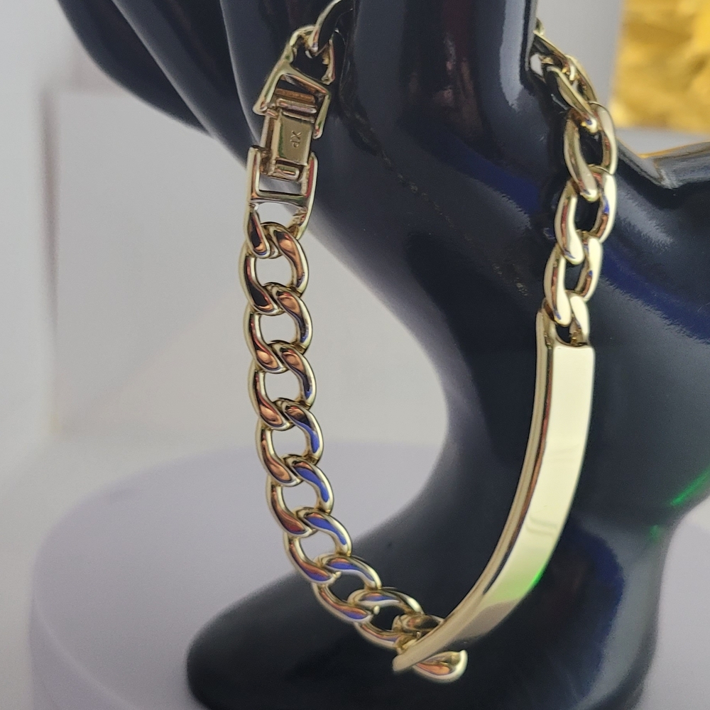 Elegant gold-plated bracelet for women.
